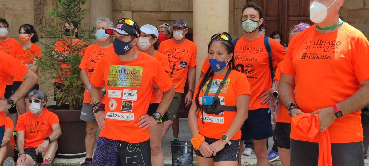 Dos corredores de posan junto a sus nietos a su llegada al Palacio de los Guzmanes.