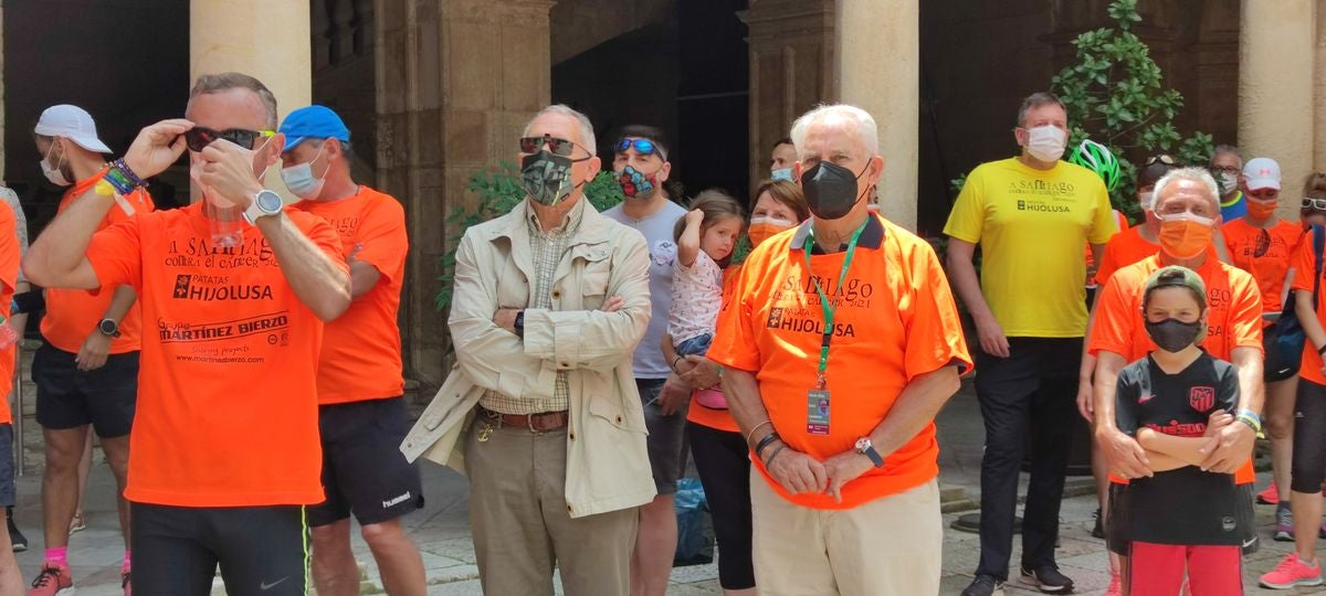 Dos corredores de posan junto a sus nietos a su llegada al Palacio de los Guzmanes.