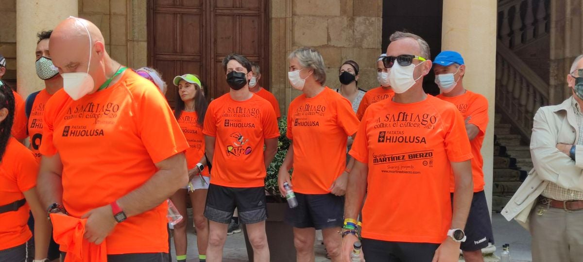 Dos corredores de posan junto a sus nietos a su llegada al Palacio de los Guzmanes.