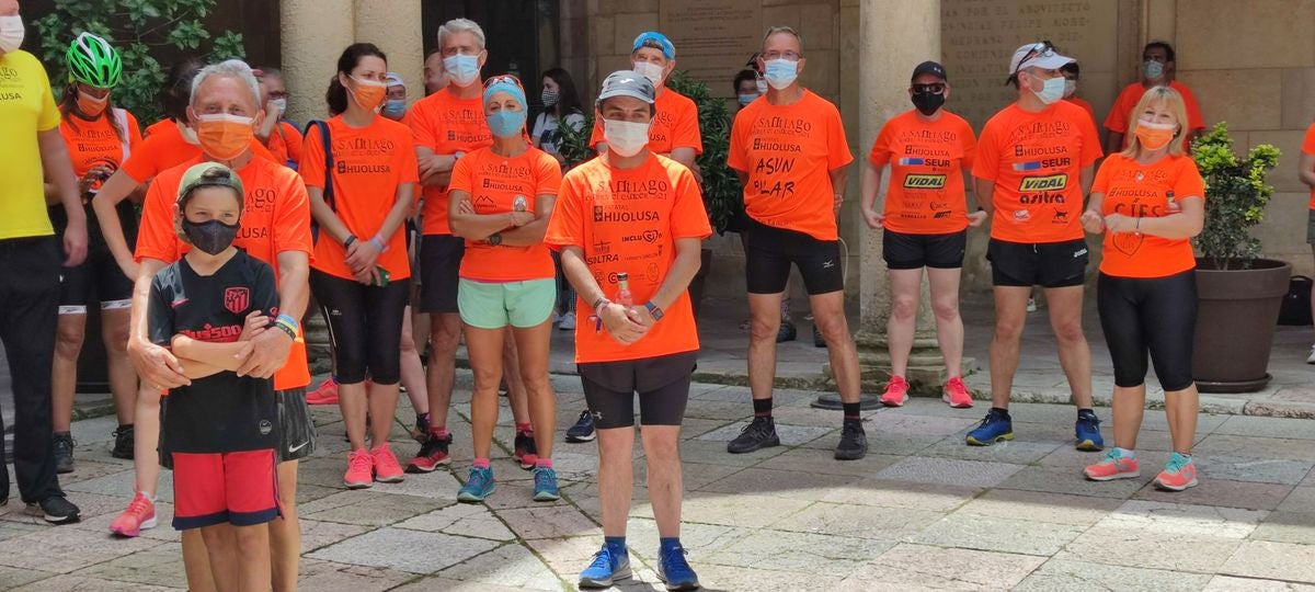 Dos corredores de posan junto a sus nietos a su llegada al Palacio de los Guzmanes.