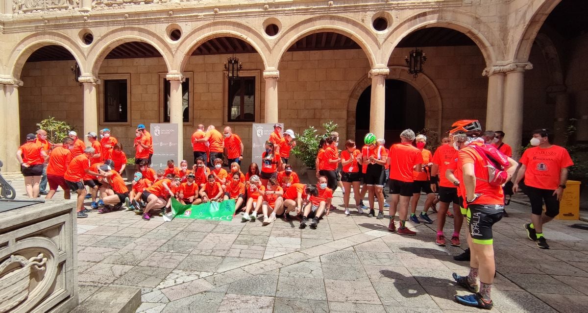 Dos corredores de posan junto a sus nietos a su llegada al Palacio de los Guzmanes.