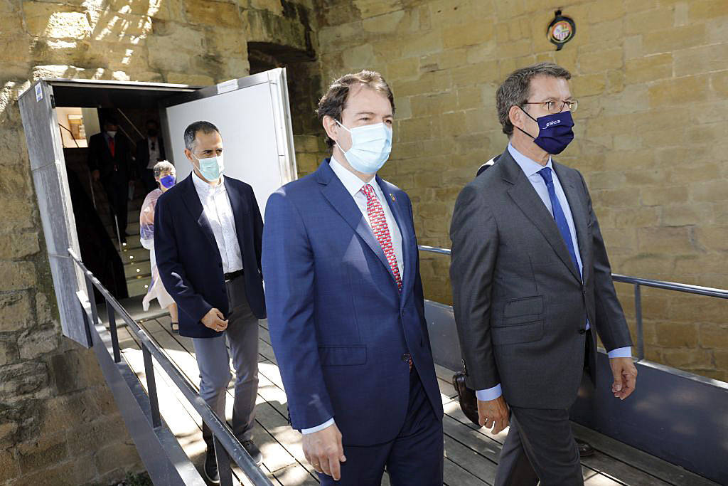 El presidente de la Junta de Castilla y León, Alfonso Fernández Mañueco, firma la Declaración Interregional entre las Comunidades Autónomas del Camino de Santiago.