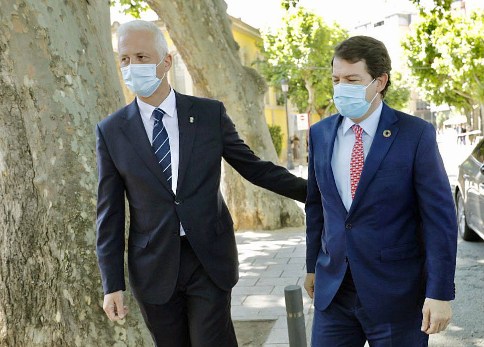 El presidente de la Junta de Castilla y León, Alfonso Fernández Mañueco, firma la Declaración Interregional entre las Comunidades Autónomas del Camino de Santiago.