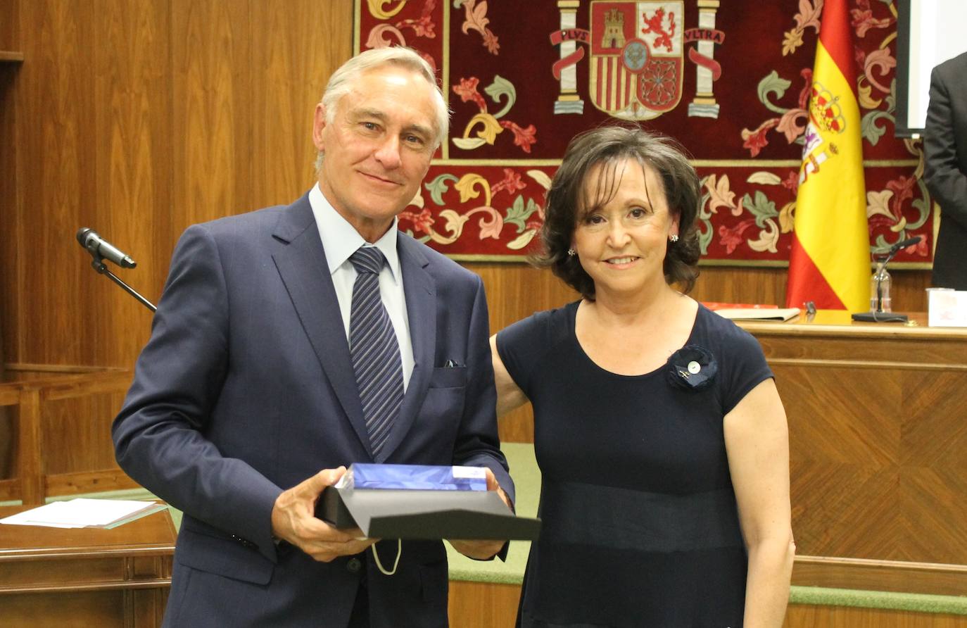 El Aula Magna San Isidoro acogió ayer la ceremonia de graduación de los 48 estudiantes de la VII promoción de los grados y máster que se imparten en el centro.