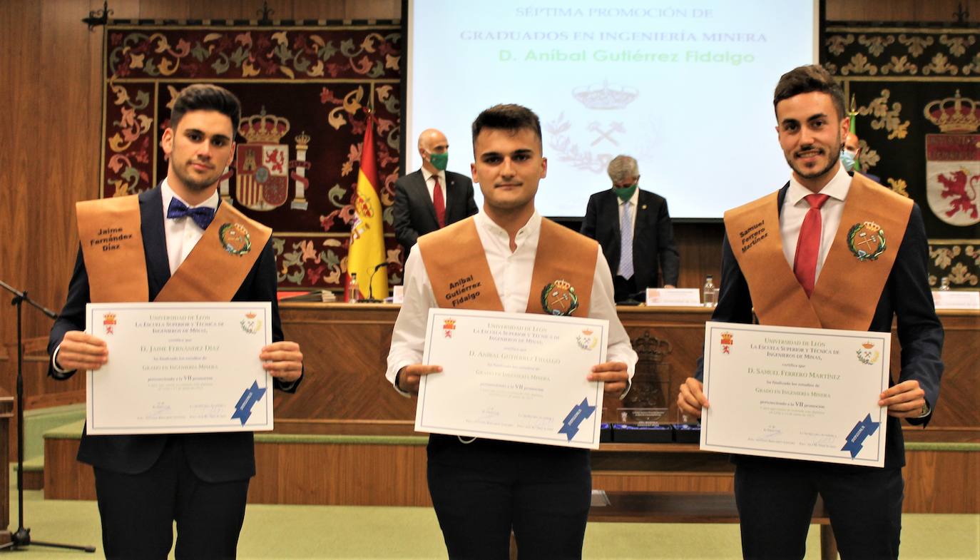 El Aula Magna San Isidoro acogió ayer la ceremonia de graduación de los 48 estudiantes de la VII promoción de los grados y máster que se imparten en el centro.