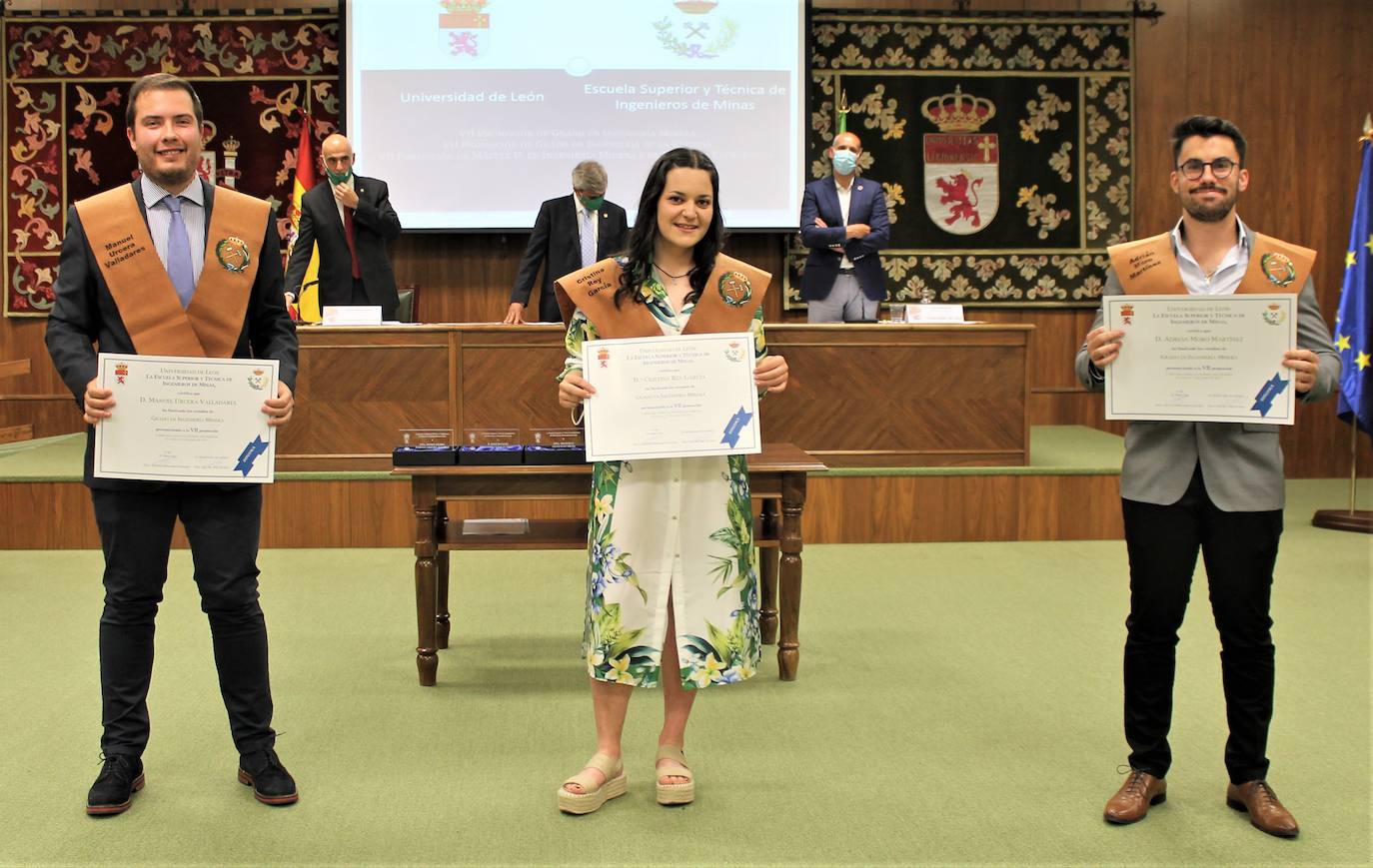 El Aula Magna San Isidoro acogió ayer la ceremonia de graduación de los 48 estudiantes de la VII promoción de los grados y máster que se imparten en el centro.