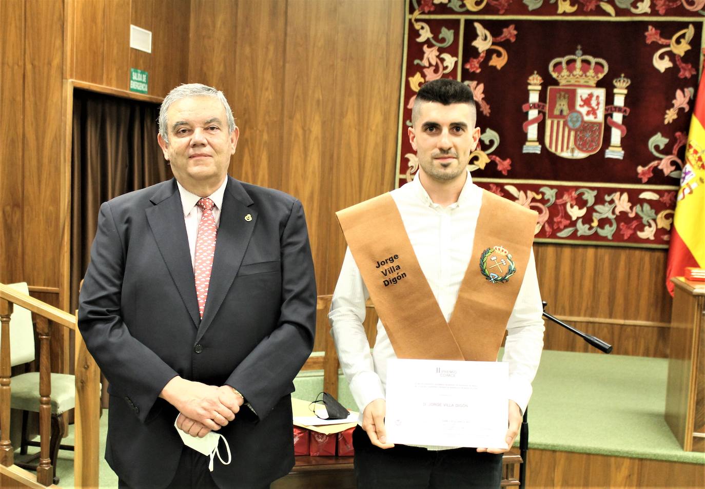 El Aula Magna San Isidoro acogió ayer la ceremonia de graduación de los 48 estudiantes de la VII promoción de los grados y máster que se imparten en el centro.