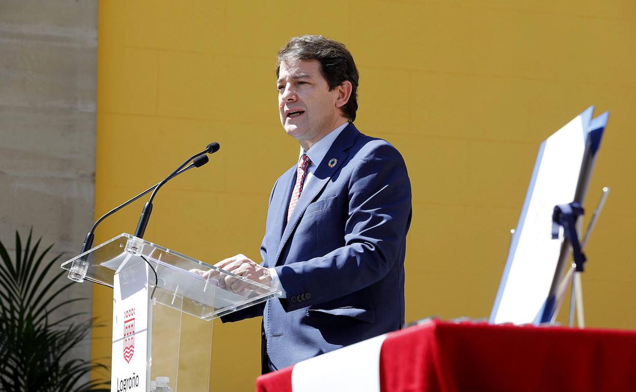 El presidente de la Junta de Castilla y León, Alfonso Fernández Mañueco, interviene en el acto de la firma de la Declaración Interregional entre las Comunidades Autónomas del Camino de Santiago.