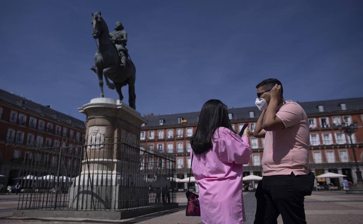 Un hombre se coloca la mascarilla.