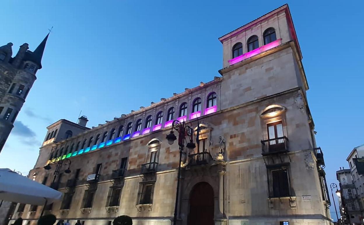 El Palacio de los Guzmanes, con la bandera arcoíris.