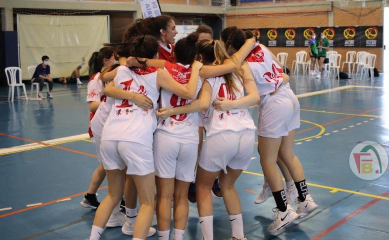 Las jugadoras del equipo júnior del BF León celebra el pase a cuartos de final.