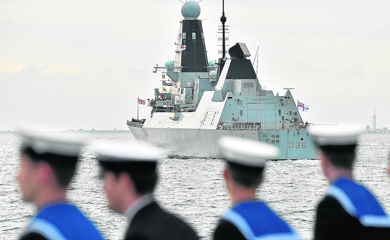 El destructor HMS Defender de la Marina británica en una imagen de archivo.