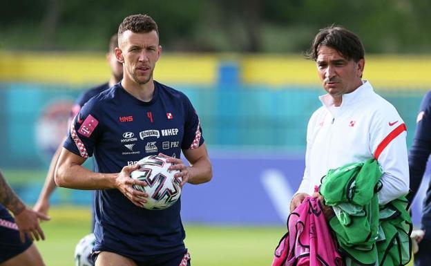 Ivan Perisic, junto al seleccionador croata Zlatko Dalic 