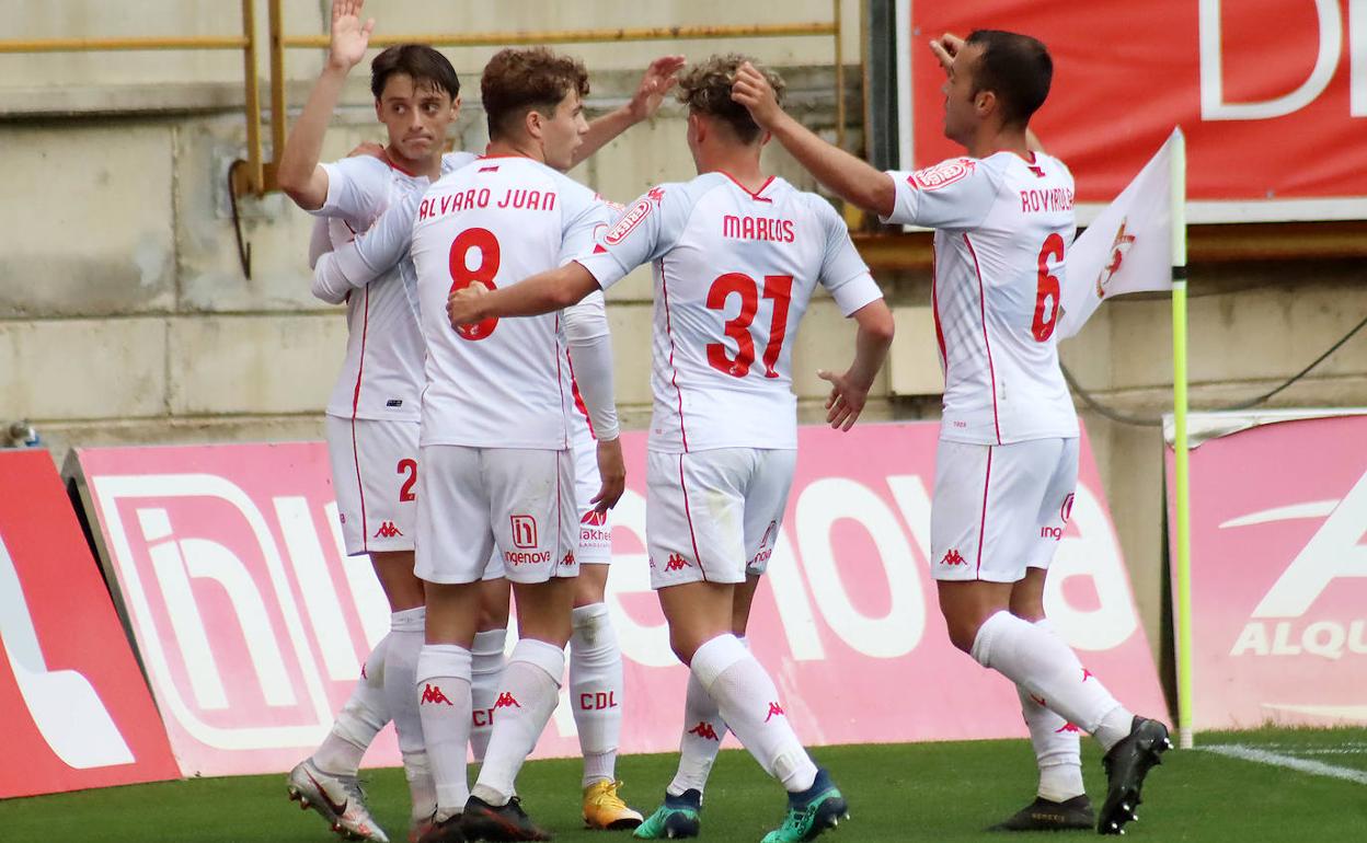 Los jugadores de la Cultural celebran un gol.