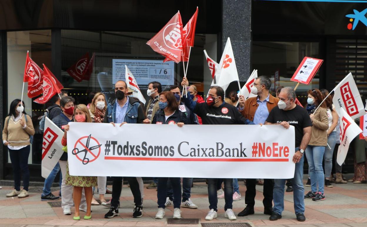 Concentración del pasado martes frente a la sucursal de CaixaBank de León.