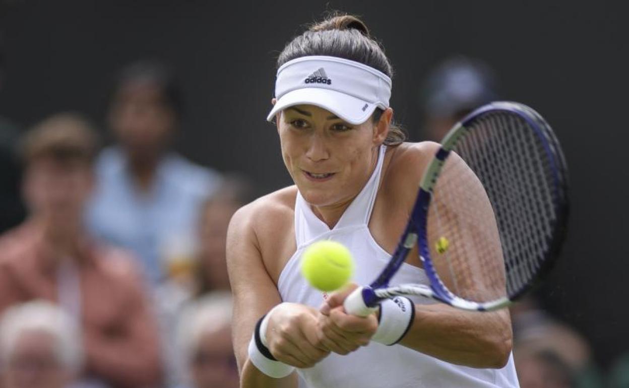 Garbiñe Muguruza golpea la bola. 