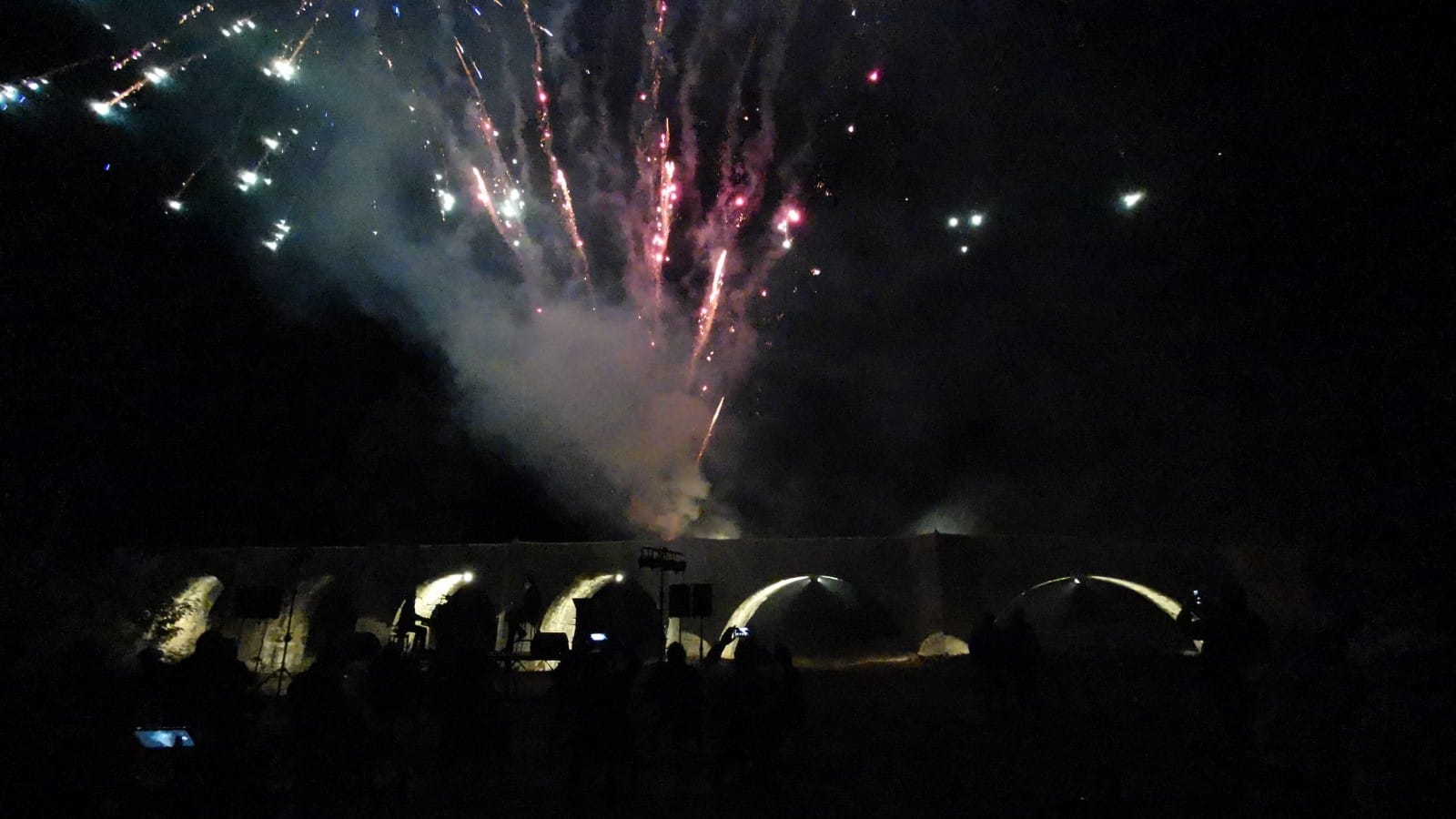 La inauguración de la iluminación de este enclave reunió a curiosos y vecinos que no quisieron perderse los fuegos artificiales, la música y la celebración