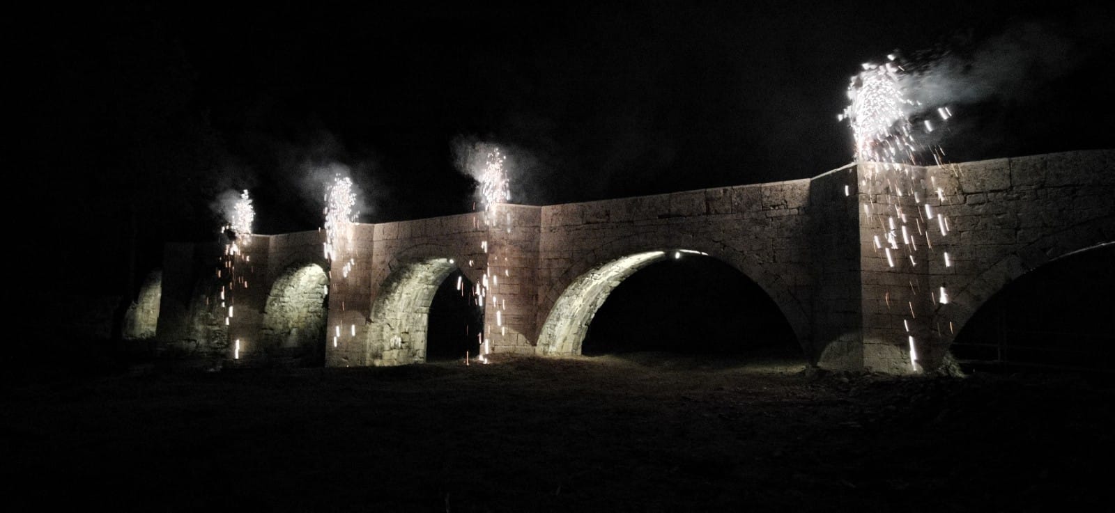 La inauguración de la iluminación de este enclave reunió a curiosos y vecinos que no quisieron perderse los fuegos artificiales, la música y la celebración