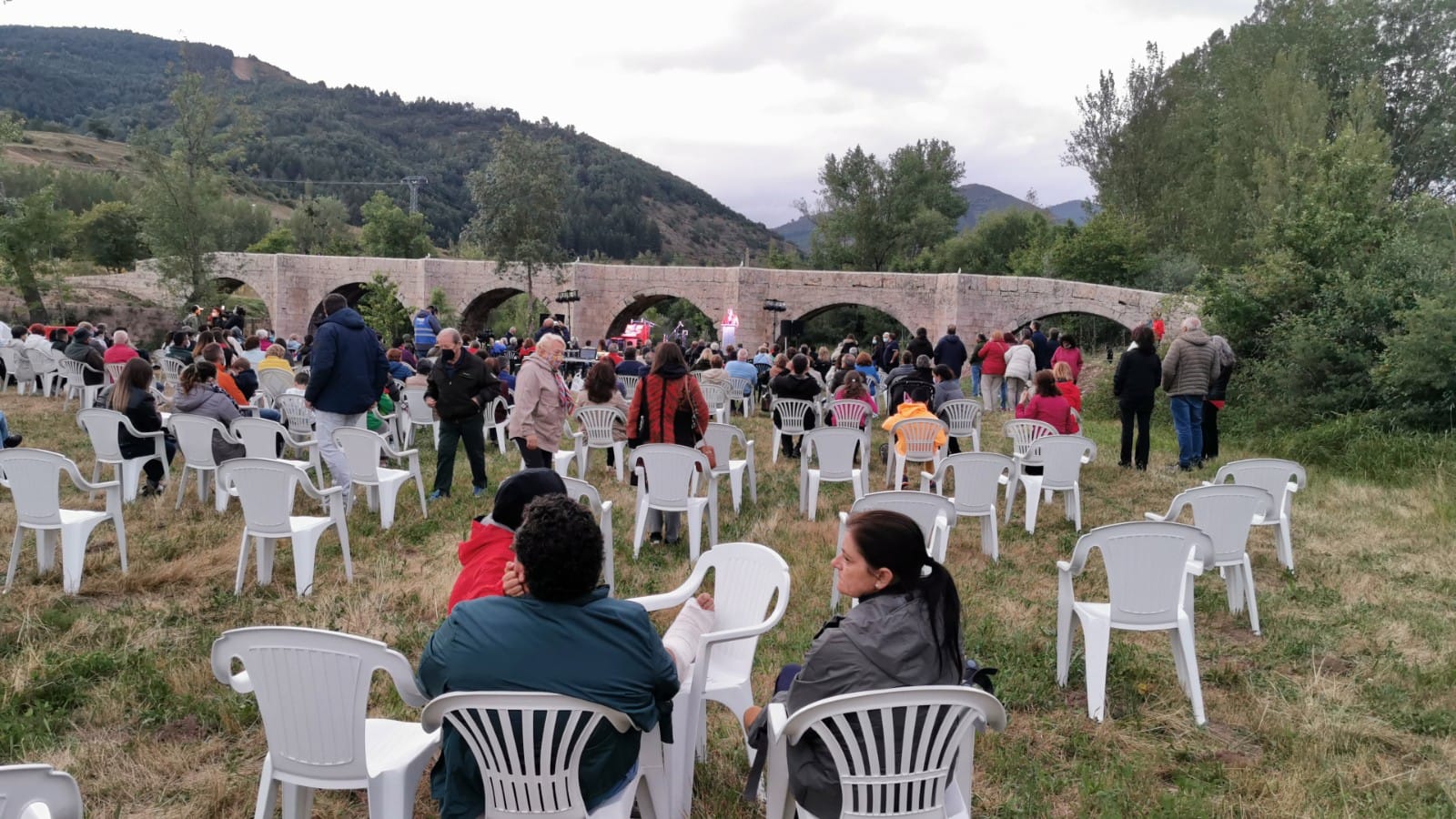 La inauguración de la iluminación de este enclave reunió a curiosos y vecinos que no quisieron perderse los fuegos artificiales, la música y la celebración