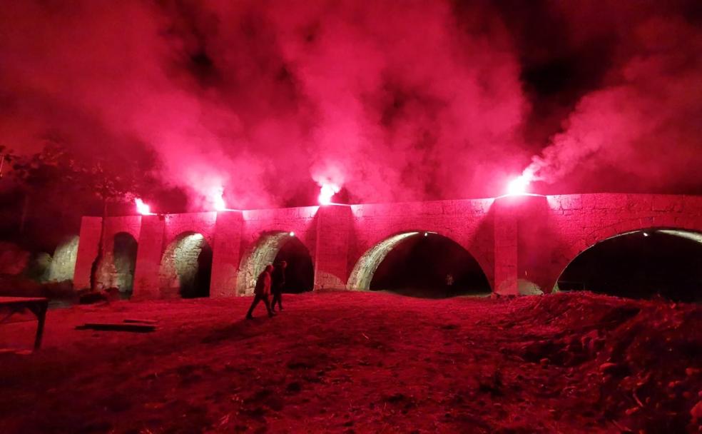 Explosión de luz y color en el 'puente viejo' de Boñar a última hora de este lunes durante su inauguración. 