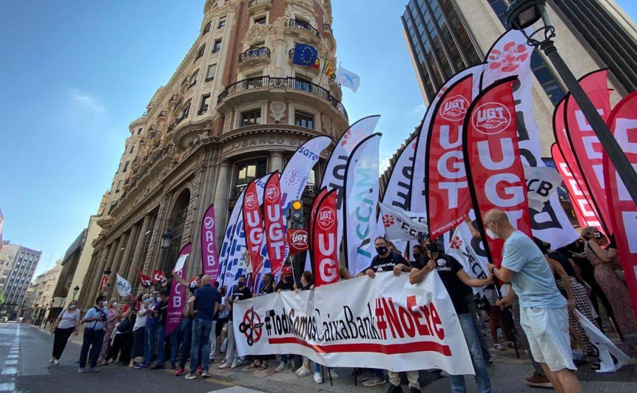 Trabajadores de CaixaBank se manifiestan en la huelga del 29 de junio. 