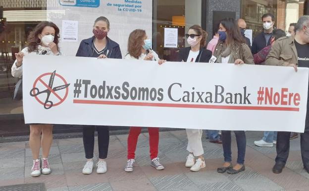 Galería. Los trabajadores de CaixaBank vuelven a salir a la calle en León.