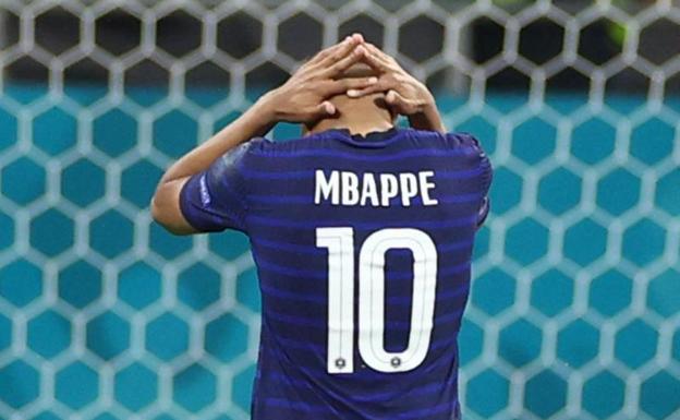 Mbappé, desolado tras fallar el penalti. 