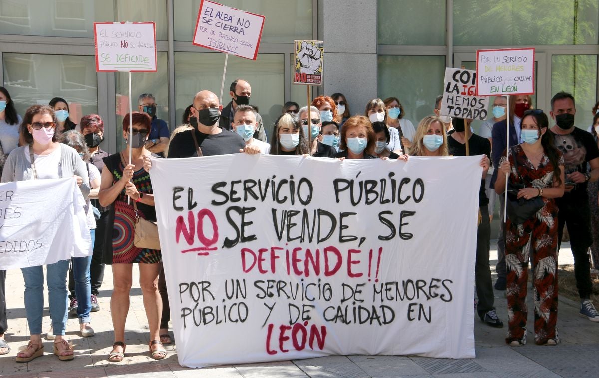 Empleados y familias usuarias del centro se han concentrado frente a la Gerencia de Servicios Sociales en el último día en el que esta instalación prestará dicho servicio