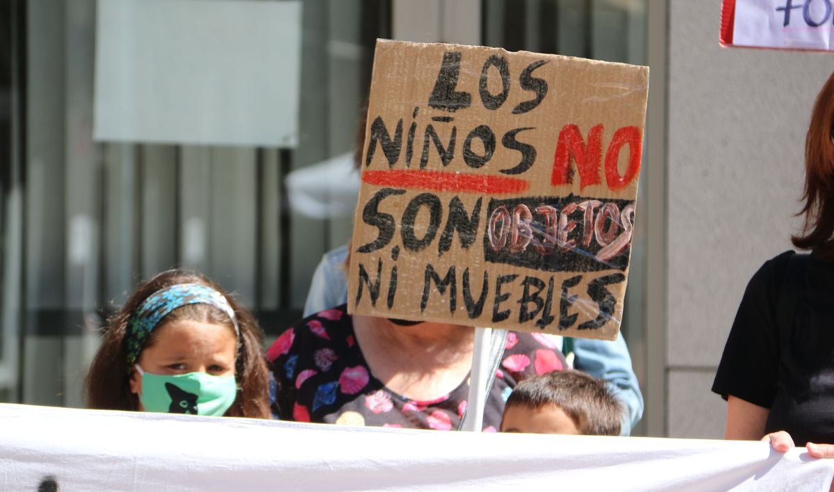 Empleados y familias usuarias del centro se han concentrado frente a la Gerencia de Servicios Sociales en el último día en el que esta instalación prestará dicho servicio