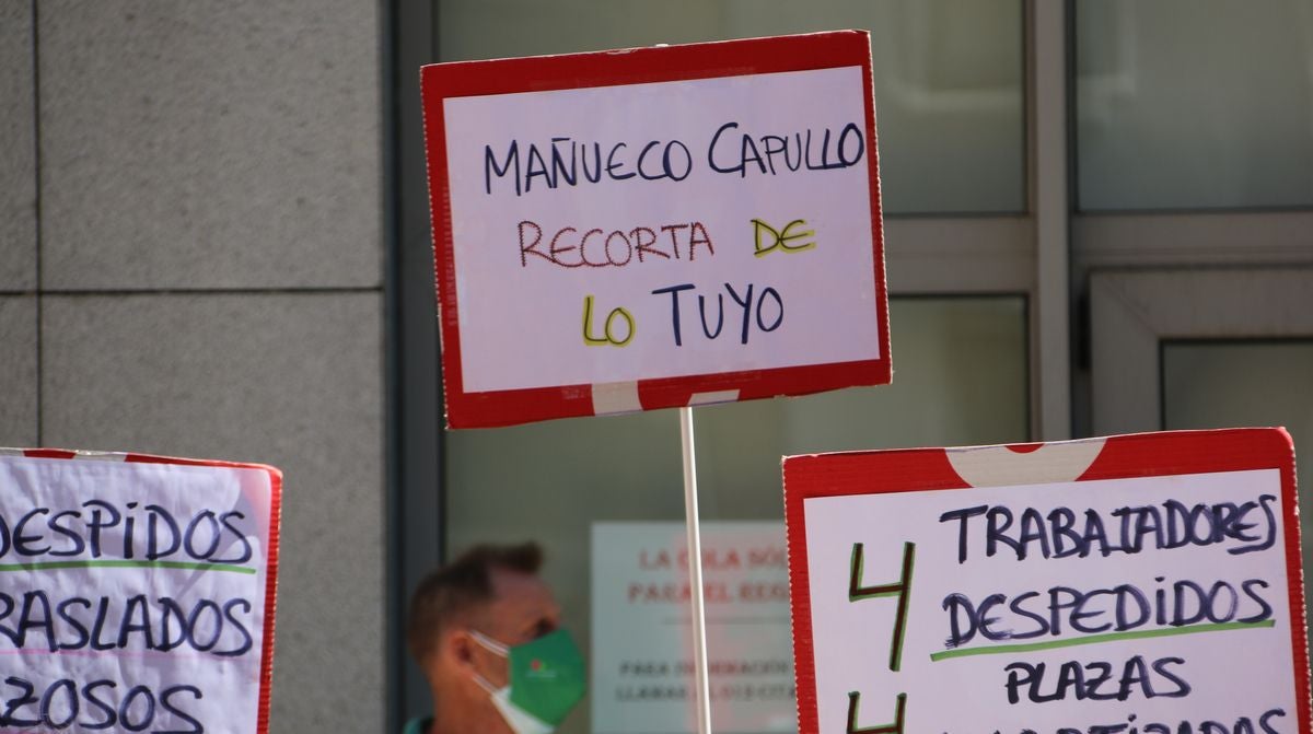 Empleados y familias usuarias del centro se han concentrado frente a la Gerencia de Servicios Sociales en el último día en el que esta instalación prestará dicho servicio