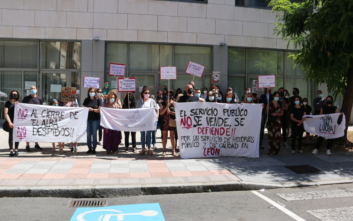 Empleados y familias usuarias del centro se han concentrado frente a la Gerencia de Servicios Sociales en el último día en el que esta instalación prestará dicho servicio