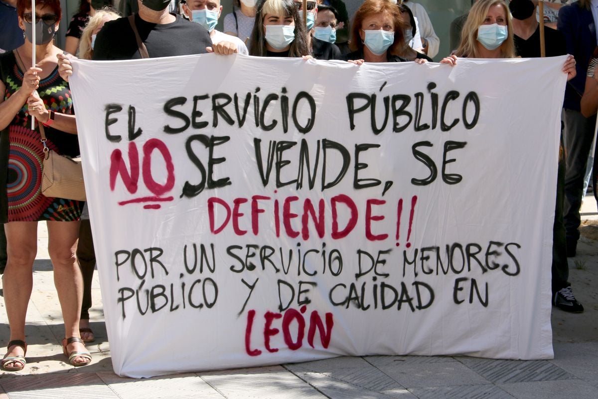 Empleados y familias usuarias del centro se han concentrado frente a la Gerencia de Servicios Sociales en el último día en el que esta instalación prestará dicho servicio