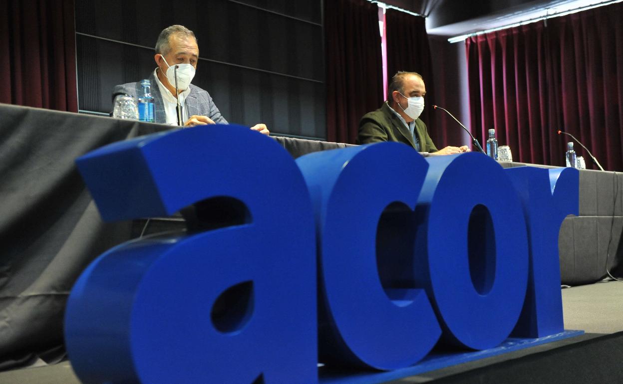 Justino Medrano, presidente de Acor, junto al vicepresidente, Ramón Bocos, durante la última asamblea de delegados. 