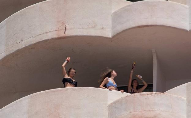 Jóvenes en las terrazas del hotel de Palma.