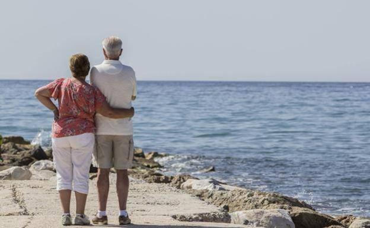 Una pareja de jubilados en un viaje del Imserso