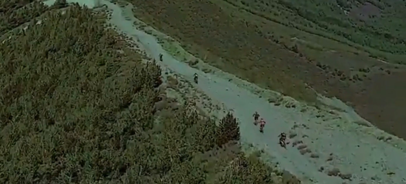 Calleja y sus invitados bajan en bicicleta desde el pico La Aquiana.