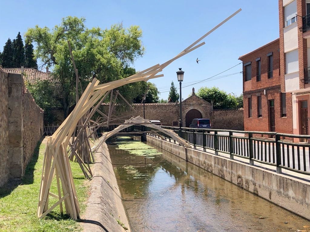 El ayuntamiento de Carrizo empieza este fin de semana el proyecto artístico Carrizo con Arte. Se trata de 5 instalaciones artísticas al aíre libre en entornos característicos del municipio de Carrizo. 