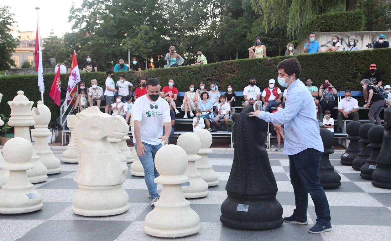 Uno de los momentos de la partida de exhibición.