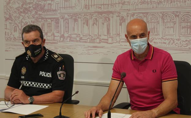 Elalcalde de León y el jefe de la policía local durante la presentación de la campaña.