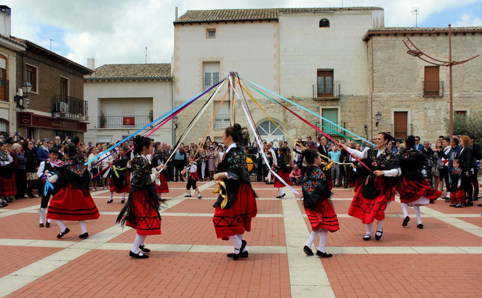 Numerosos vecinos contemplan el baile del lazo en honor a San Isidro en Villaviudas.