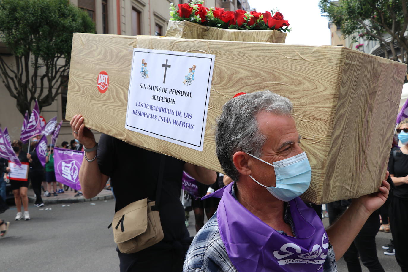 La organización sindical ha desfilado por las calles de León en una procesión a modo de funeral en el que claman contra los recortes en los servicios públicos.