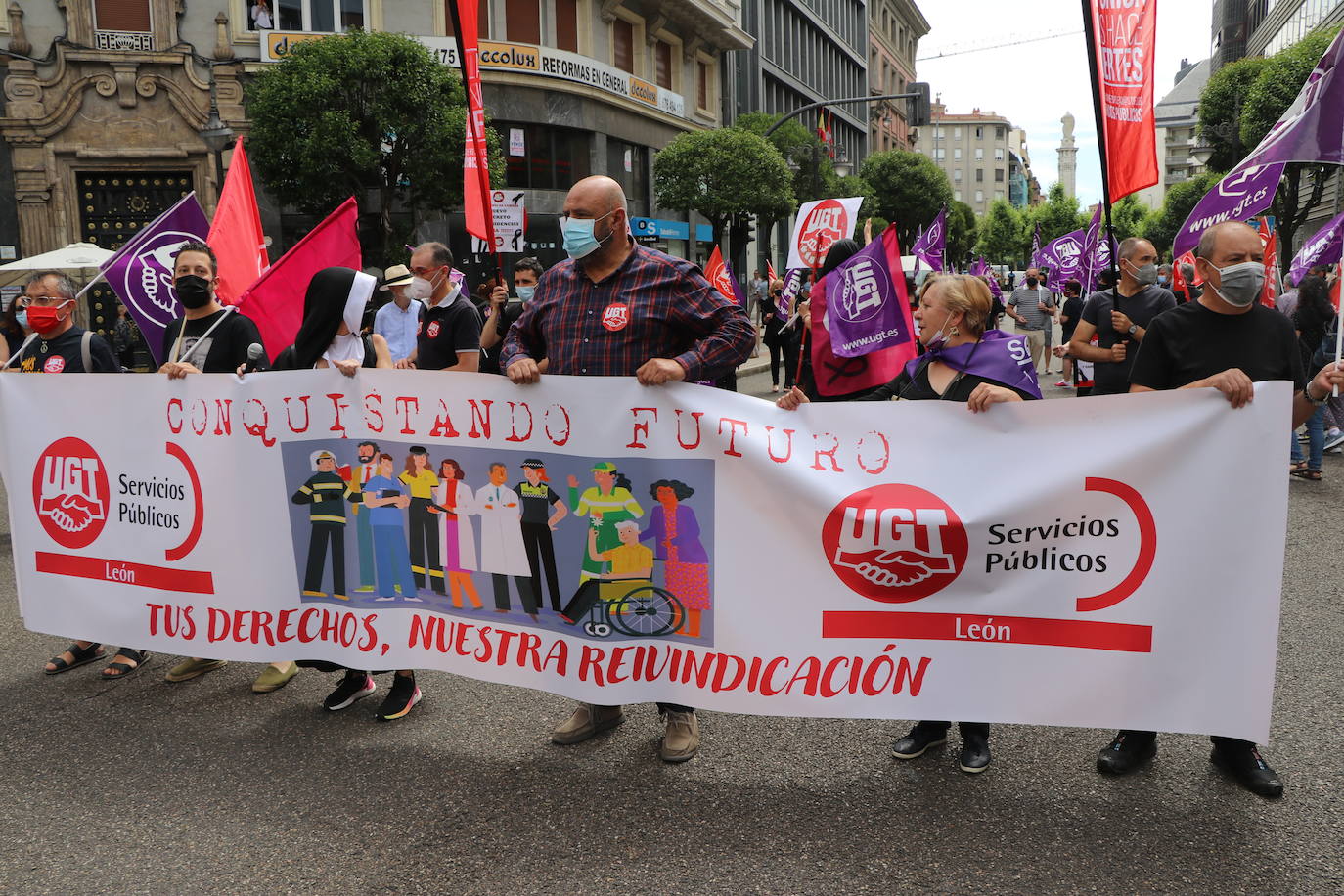 La organización sindical ha desfilado por las calles de León en una procesión a modo de funeral en el que claman contra los recortes en los servicios públicos.