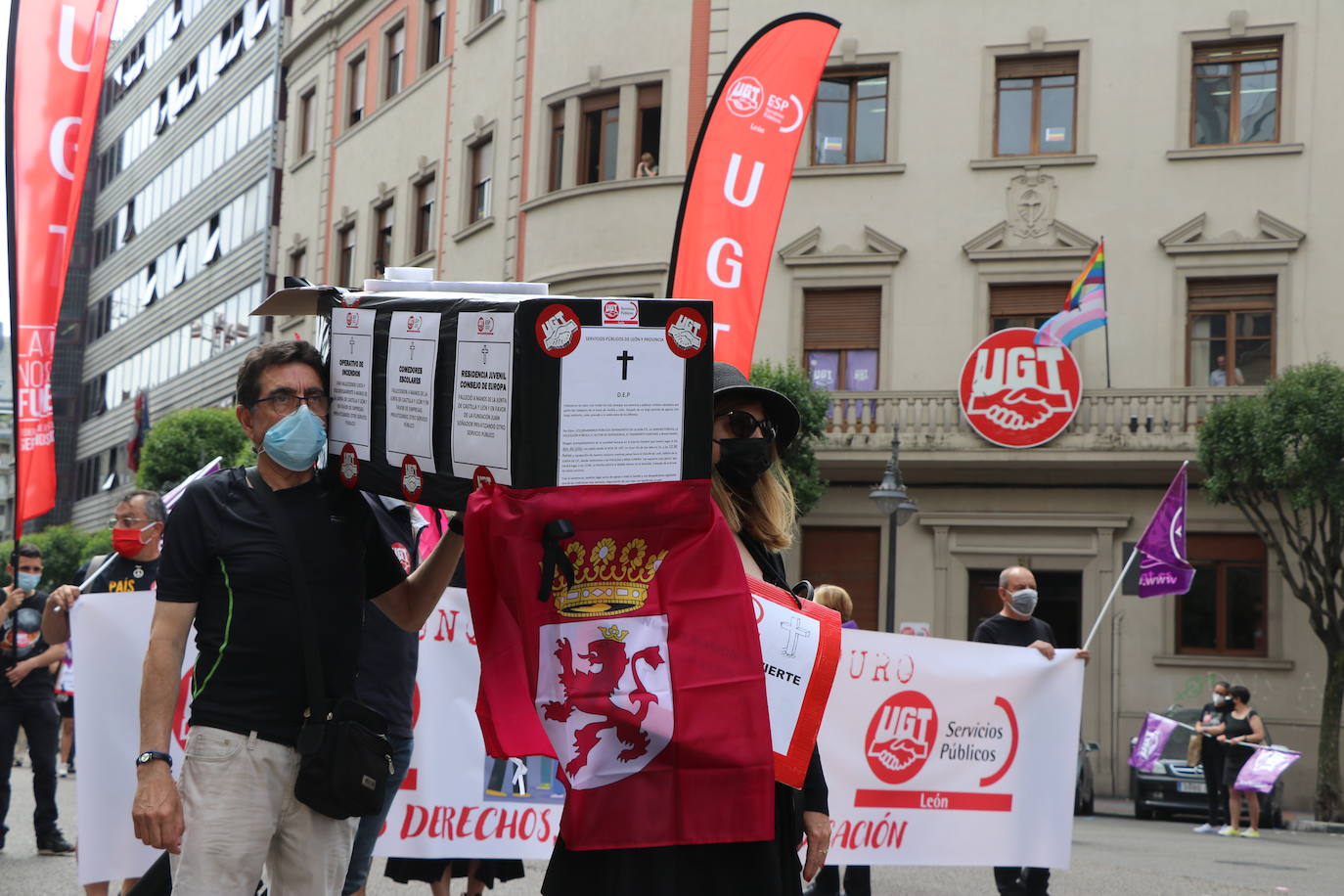 La organización sindical ha desfilado por las calles de León en una procesión a modo de funeral en el que claman contra los recortes en los servicios públicos.