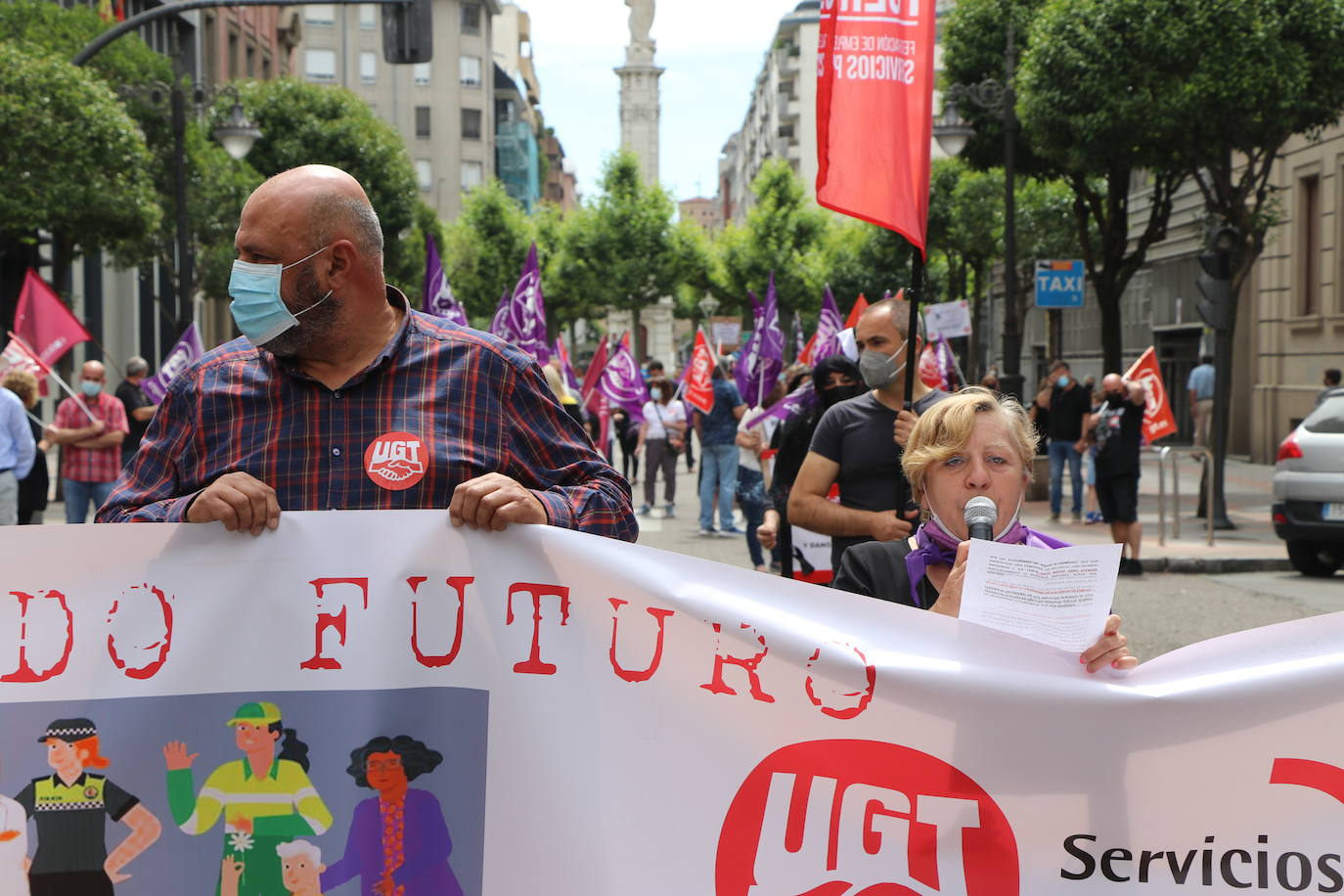 La organización sindical ha desfilado por las calles de León en una procesión a modo de funeral en el que claman contra los recortes en los servicios públicos.