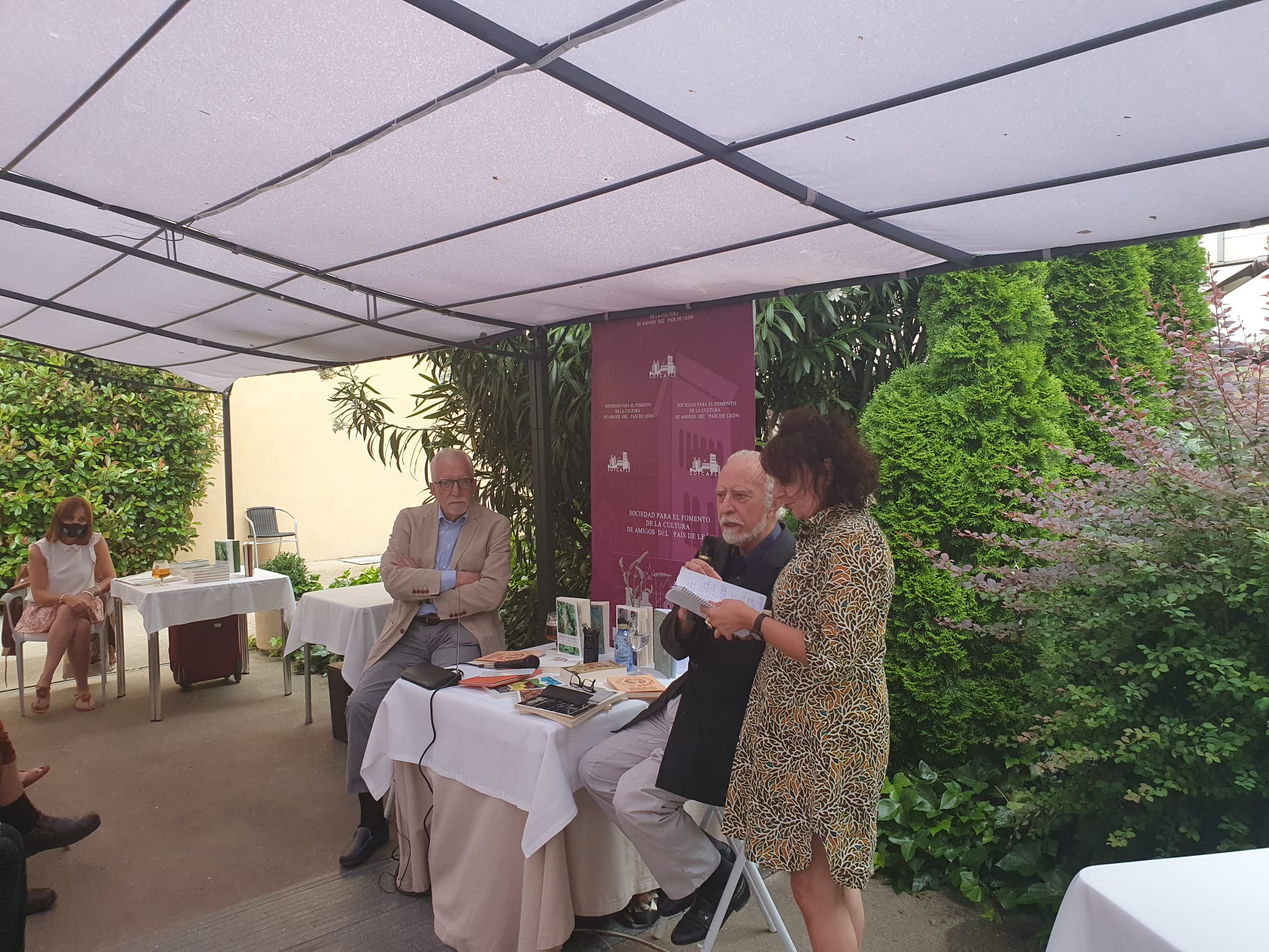 Los escritores Luis Mateo Díez y José María Merino