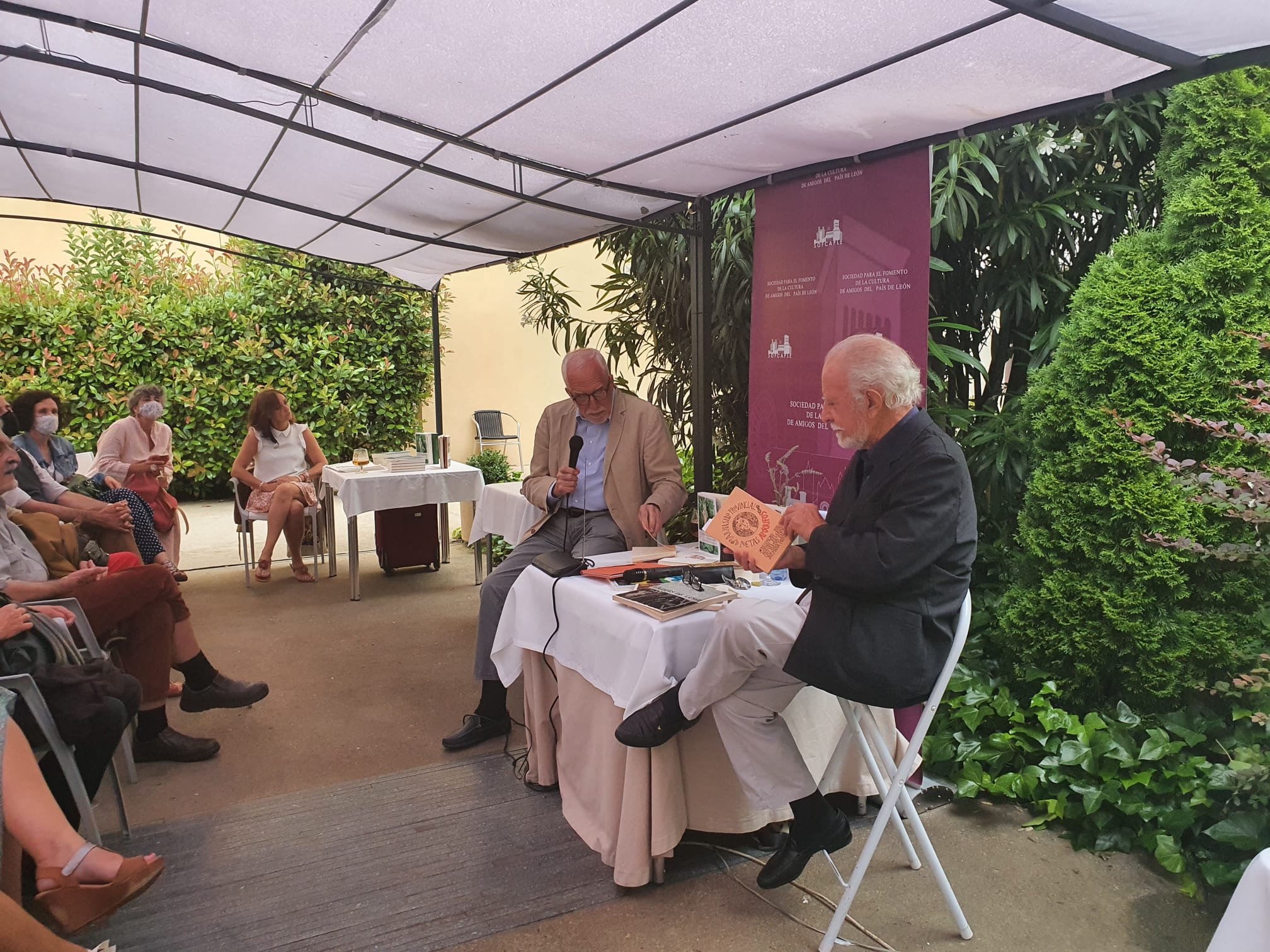 Los escritores Luis Mateo Díez y José María Merino