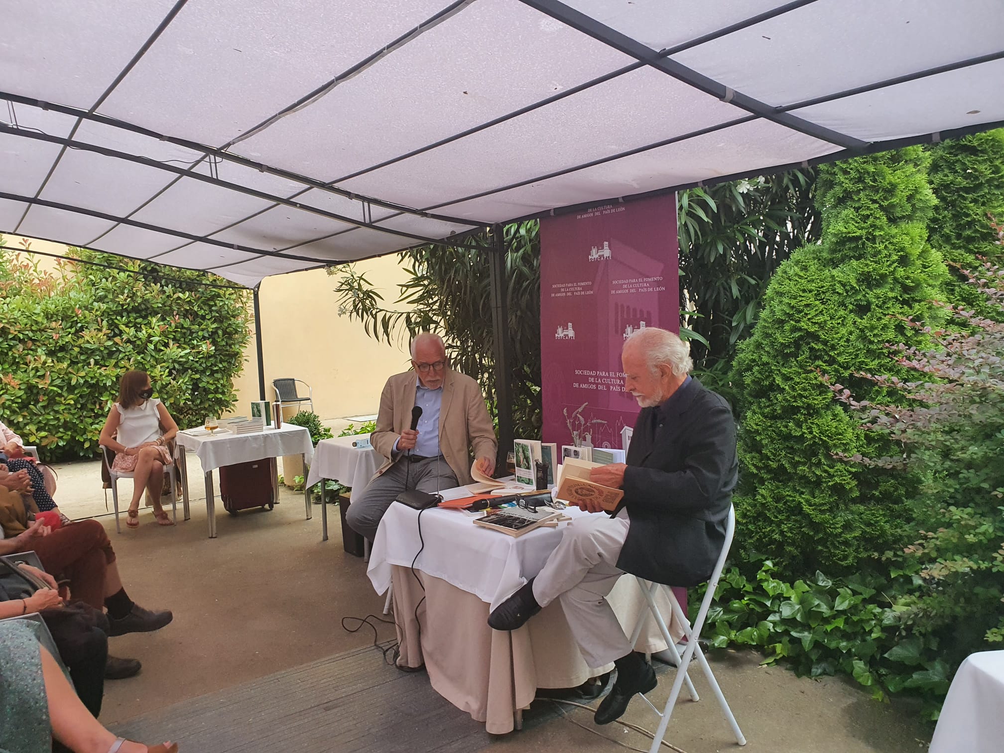 Los escritores Luis Mateo Díez y José María Merino