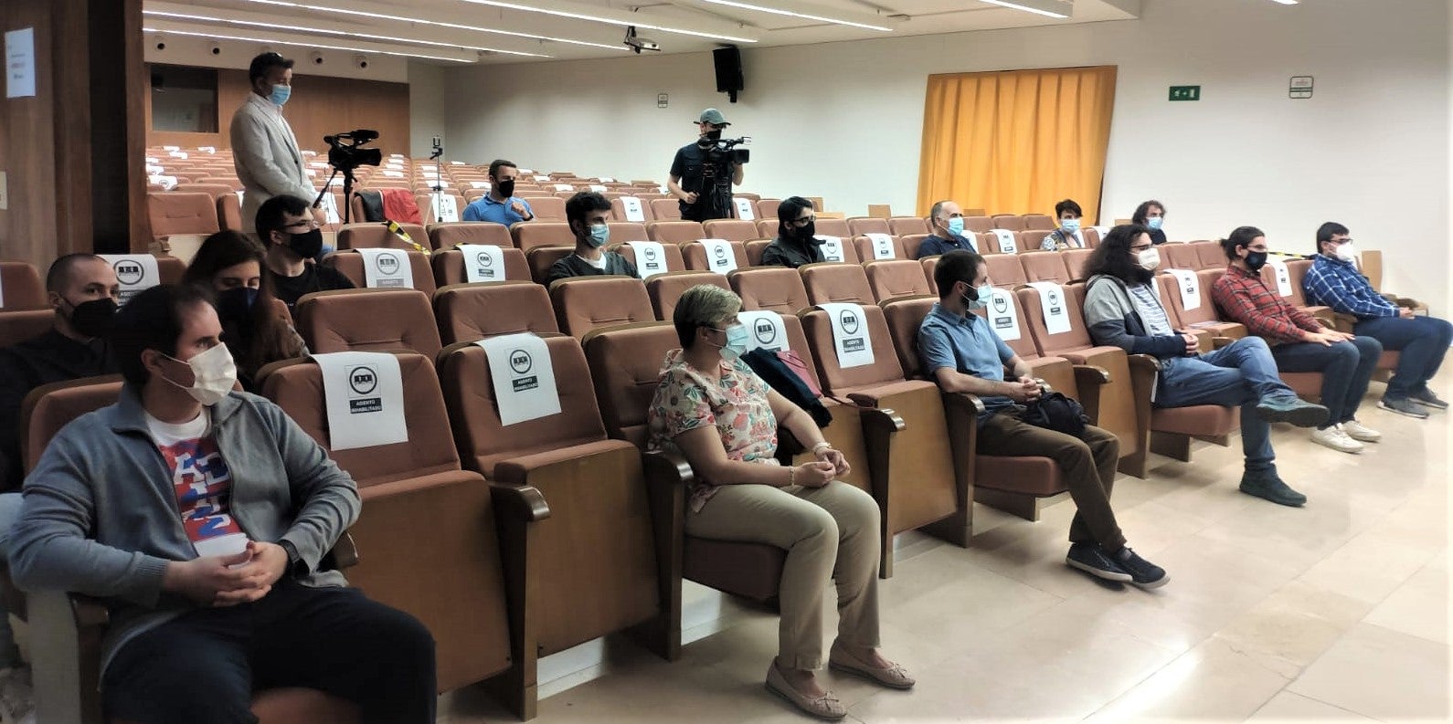 el viernes recibieron sus diplomas en el campus de Ponferrada los veintitrés alumnos que han completado con éxito los estudios.