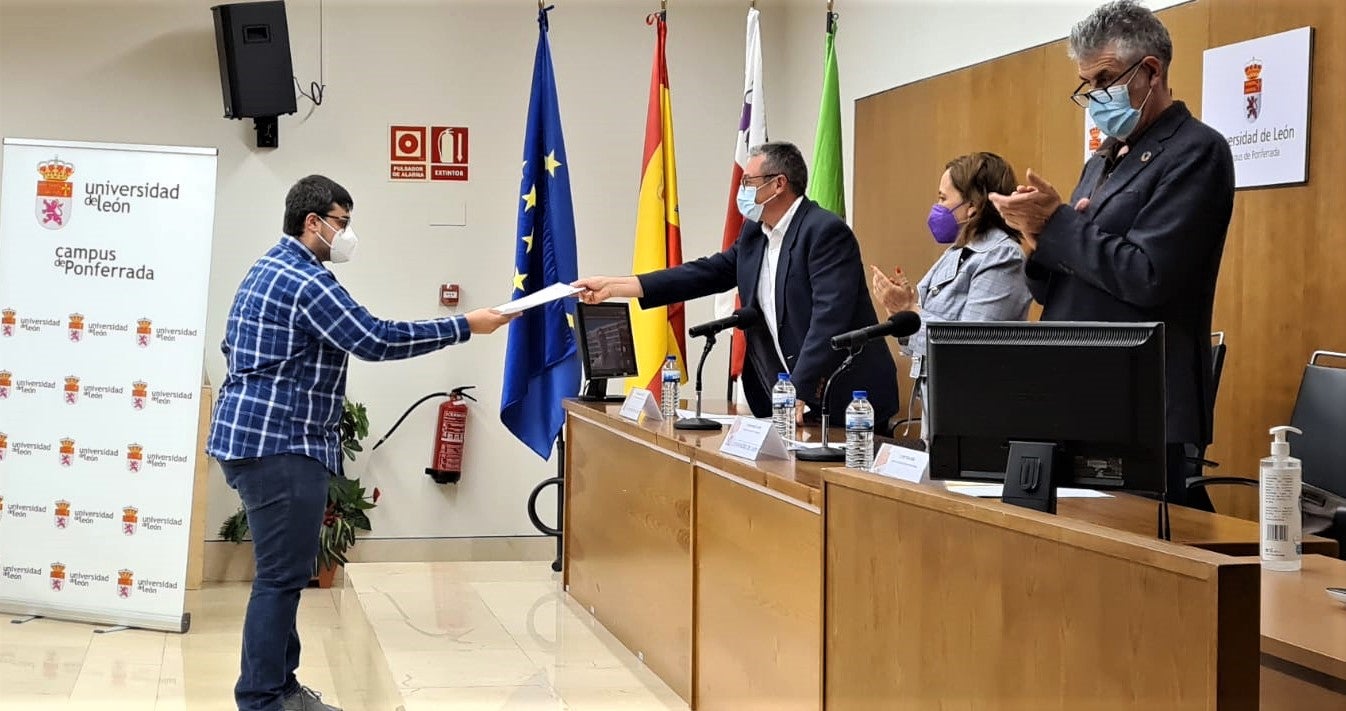 el viernes recibieron sus diplomas en el campus de Ponferrada los veintitrés alumnos que han completado con éxito los estudios.