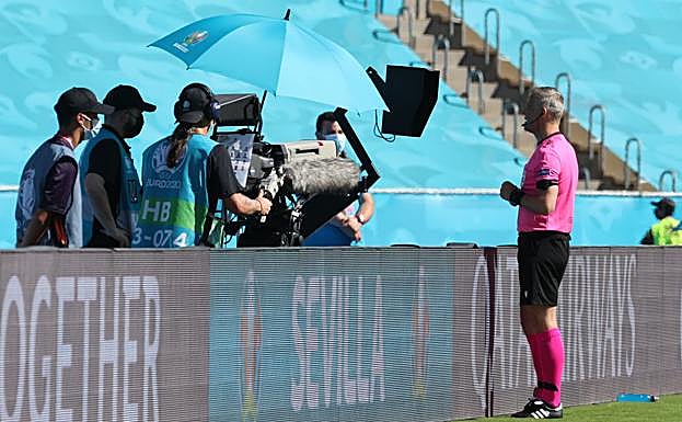 Bjorn Kuipers revisa el monitor durante el Eslovaquia-España.